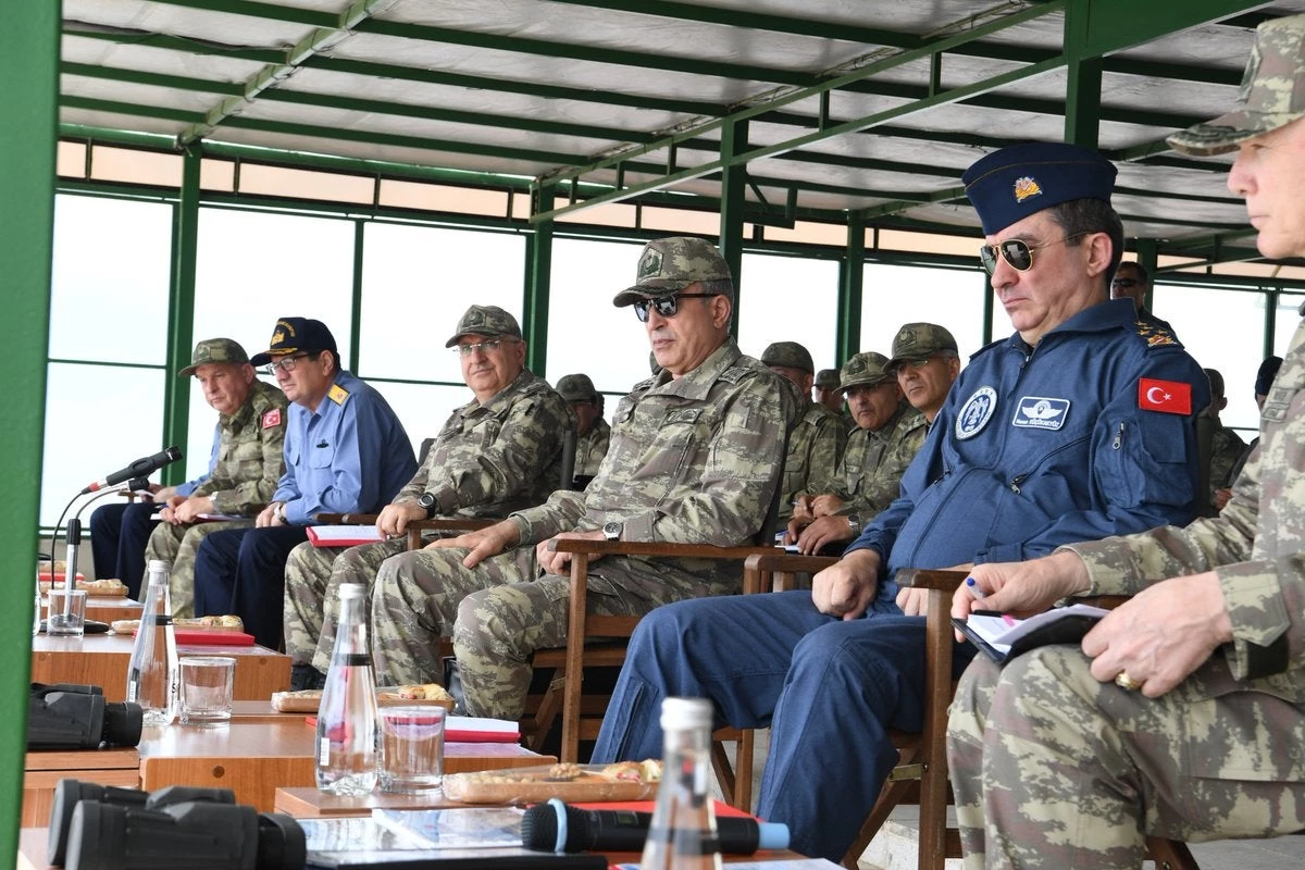 Εκτάκτως στη Σμύρνη ο Ακάρ –  Επιθεώρησε την Στρατιά Αιγαίου – Μαζί του και οι Αρχηγοί Στρατού, Ναυτικού και Αεροπορίας